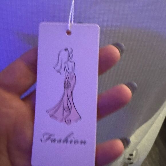 Brand new gorgeous size large top in a bright white - Picture 3 of 7